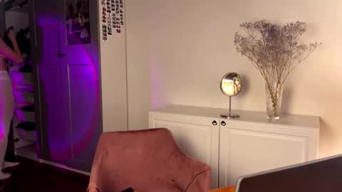 Dee online show from November 11, 7:25 pm