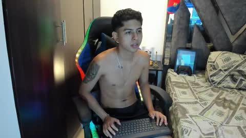 Snapshot of gomez_c_ chatting on February 23, 6:11 am gomez_c_ online show from February 23, 6:11 am