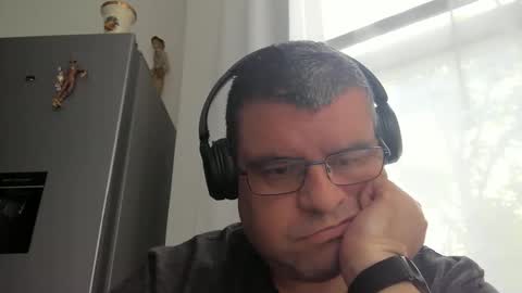 Snapshot of gomezgonz5 chatting on October 18, 3:24 pm gomezgonz5 online show from October 18, 3:24 pm