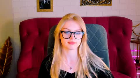 Snapshot of graceglamour chatting on December 14, 12:44 pm Grace Glamour online show from December 14, 12:44 pm
