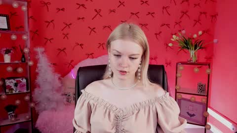 Snapshot of graceglamour chatting on December 15, 5:23 am Grace Glamour online show from December 15, 5:23 am