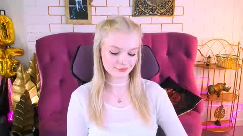 Snapshot of graceglamour chatting on November 19, 1:11 pm Grace Glamour online show from November 19, 1:11 pm