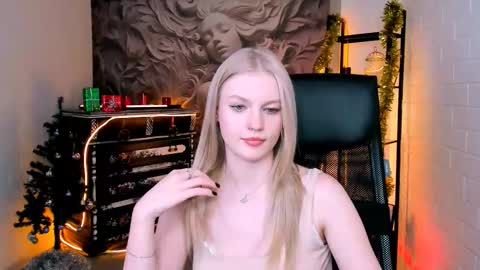 Snapshot of graceglamour chatting on December 13, 7:53 pm Grace Glamour online show from December 13, 7:53 pm