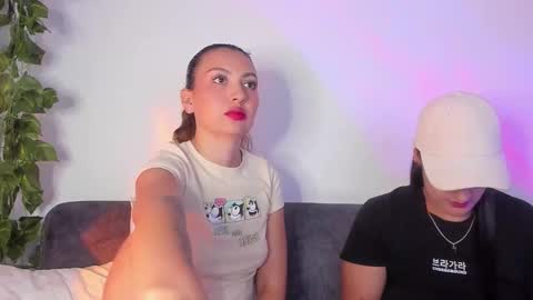 Snapshot of grave_duo chatting on December 5, 4:32 am GRAVE DUO online show from December 5, 4:32 am