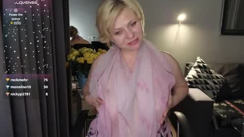 Snapshot of gray_swann chatting on February 17, 10:14 pm Ray online show from February 17, 10:14 pm