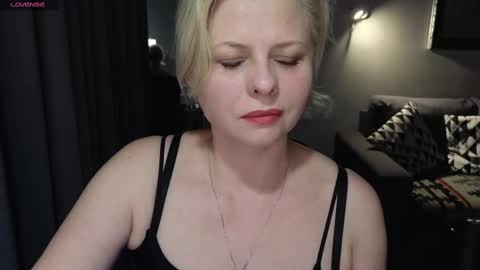 Snapshot of gray_swann chatting on February 26, 8:11 pm Ray online show from February 26, 8:11 pm