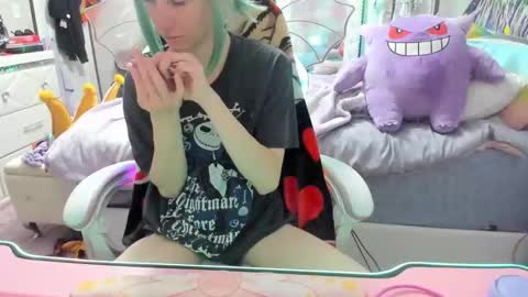 Snapshot of greeneyedlovexo chatting on October 18, 7:36 pm GreenEyedLovexo online show from October 18, 7:36 pm