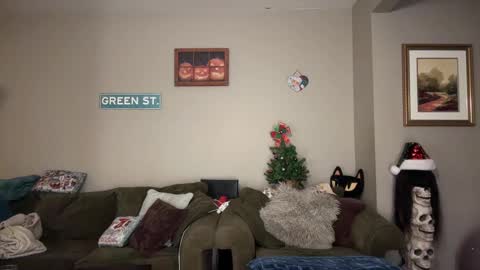 Snapshot of greenxxxqueen chatting on December 21, 4:19 am SexQueen Nikki online show from December 21, 4:19 am