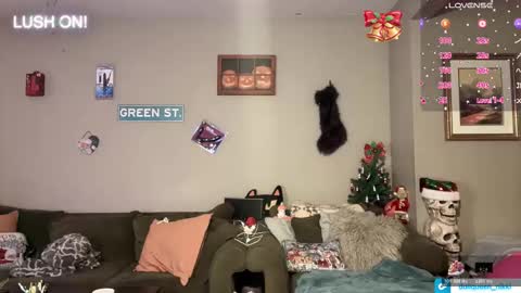 Snapshot of greenxxxqueen chatting on December 1, 6:18 am SexQueen Nikki online show from December 1, 6:18 am