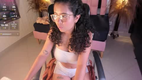 Snapshot of griselle_rousse chatting on November 10, 8:52 pm online show from November 10, 8:52 pm