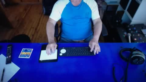 Snapshot of guesswhatigot2 chatting on November 16, 1:44 am guesswhatigot2 online show from November 16, 1:44 am