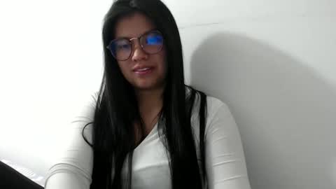 Vane blonde and Hazell black hair online show from December 16, 3:50 pm