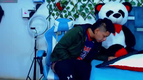 Snapshot of gurxxxt chatting on December 5, 4:03 pm Hakim online show from December 5, 4:03 pm