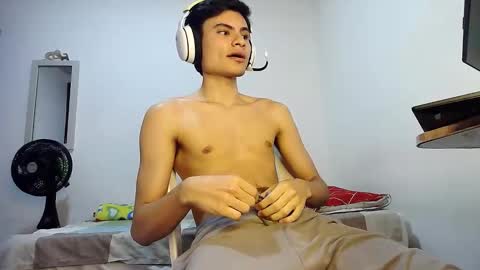 Snapshot of guts1_ chatting on November 13, 11:25 pm Guts online show from November 13, 11:25 pm