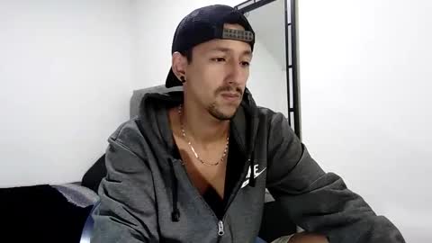 Snapshot of guykarim chatting on December 31, 8:26 am karim online show from December 31, 8:26 am