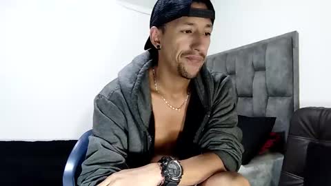 Snapshot of guykarim chatting on February 9, 2:06 am karim online show from February 9, 2:06 am