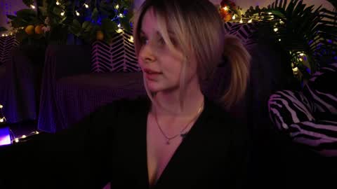 Snapshot of gwenhilton chatting on February 21, 9:02 am gwenhilton online show from February 21, 9:02 am