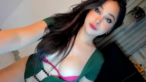 Snapshot of gwynmylove chatting on December 9, 6:01 am Gwyn online show from December 9, 6:01 am