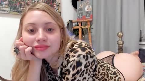 Snapshot of h0ney__bunny chatting on October 23, 6:50 pm h0ney__bunny online show from October 23, 6:50 pm