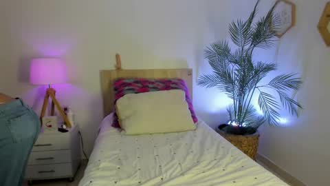 Hadid online show from April 8, 9:04 pm