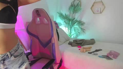 Hadid online show from April 16, 2:01 am