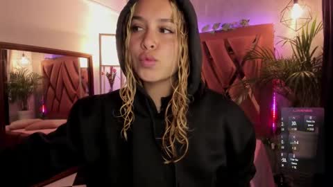 Snapshot of haelycute chatting on February 11, 11:21 am Haely online show from February 11, 11:21 am