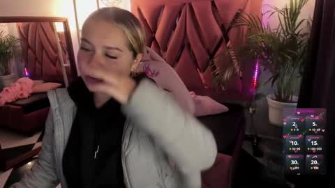 Snapshot of haelycute chatting on February 13, 11:28 am Haely online show from February 13, 11:28 am