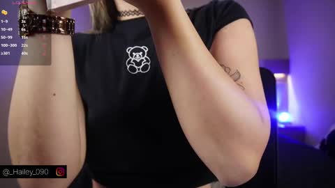 Snapshot of hailey_09 chatting on October 6, 3:04 am Hailey online show from October 6, 3:04 am