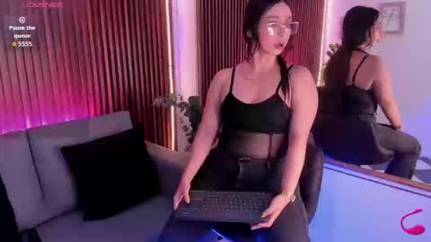 hailey_bieber_ online show from March 3, 10:04 pm