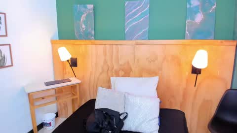 Halley Lorens online show from April 20, 7:15 pm