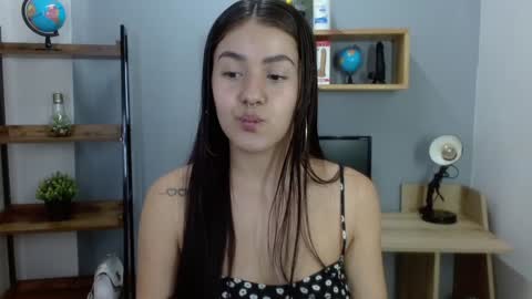 Snapshot of hanah_greey chatting on December 3, 8:06 pm HANAH online show from December 3, 8:06 pm