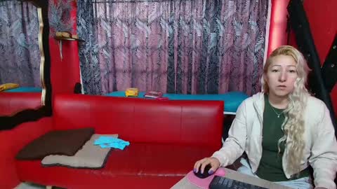 Snapshot of hanna_mature01 chatting on February 1, 11:32 am Hanna online show from February 1, 11:32 am