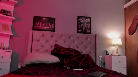 Snapshot of hannachris chatting on February 18, 1:10 am Hanna online show from February 18, 1:10 am