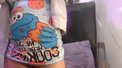 Snapshot of hannafalls chatting on December 1, 5:34 am SARA online show from December 1, 5:34 am