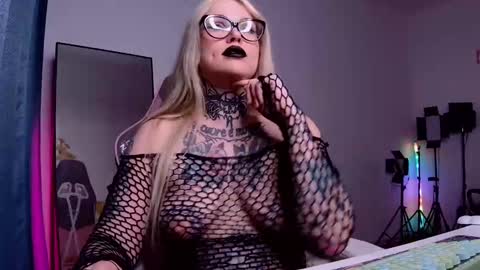 Snapshot of hannah_chaos chatting on January 29, 1:37 am Hannah online show from January 29, 1:37 am