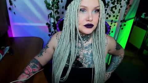 Snapshot of hannah_chaos chatting on November 23, 10:31 pm Hannah online show from November 23, 10:31 pm