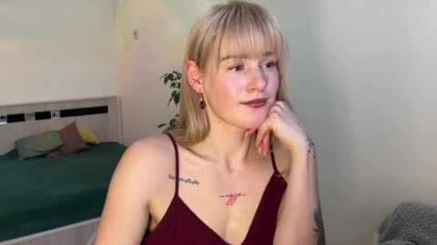 hannah levis  online show from April 4, 2:25 pm