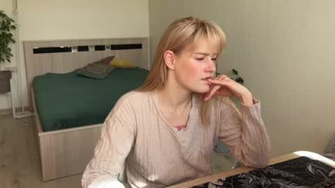 hannah levis  online show from April 5, 7:05 am