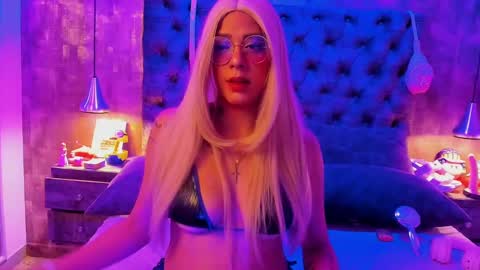 Snapshot of hannahvianey chatting on October 5, 4:49 pm Hannah online show from October 5, 4:49 pm