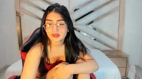 Snapshot of hannaliss18 chatting on November 6, 3:51 am Hanna online show from November 6, 3:51 am