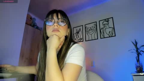 Snapshot of hannasofiax chatting on November 14, 9:13 pm hannasofia x Schedule 700 -1400GTM-5 online show from November 14, 9:13 pm