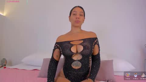 Hanna Williams  online show from November 10, 8:30 pm