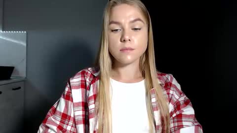 happy_fox_ online show from September 20, 9:38 pm