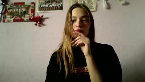 Snapshot of happyemily18 chatting on November 10, 9:30 am happyemily online show from November 10, 9:30 am