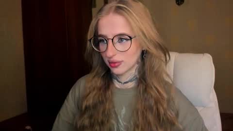 Snapshot of harley_kimm chatting on November 24, 5:40 am Julia online show from November 24, 5:40 am