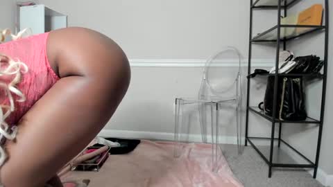 Snapshot of harmonie_marquise chatting on September 8, 10:09 pm Harmonie Marquise online show from September 8, 10:09 pm