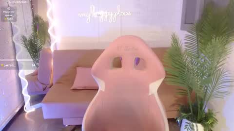 Snapshot of haruu_tay chatting on March 12, 12:10 am Haru online show from March 12, 12:10 am