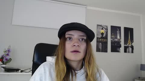 Snapshot of hat_girl chatting on December 20, 7:01 am Nicole online show from December 20, 7:01 am