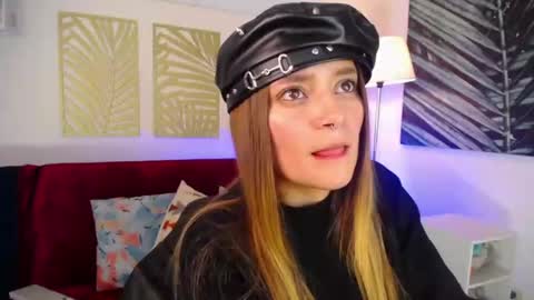 Snapshot of hat_girl chatting on February 25, 4:14 am Nicole online show from February 25, 4:14 am