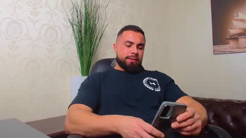 Snapshot of hayeswood chatting on November 30, 5:55 am HayesWood online show from November 30, 5:55 am